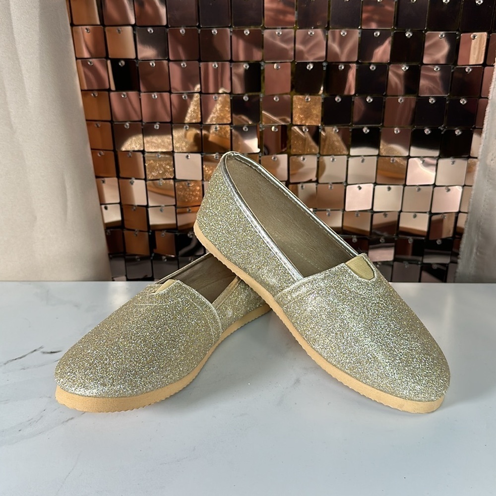 NWOT Unbranded Gold Glitter Slip on Shoes Size 6